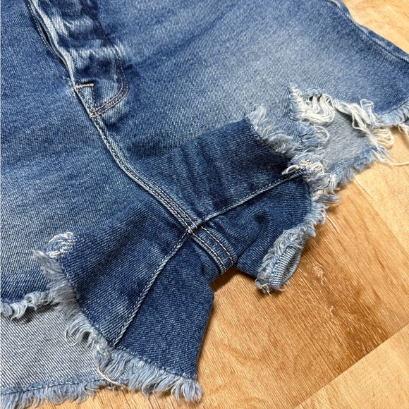 Good American Good 90s Distressed Medium Wash Jean Shorts Women’s Size 4/27 - Picture 4 of 5
